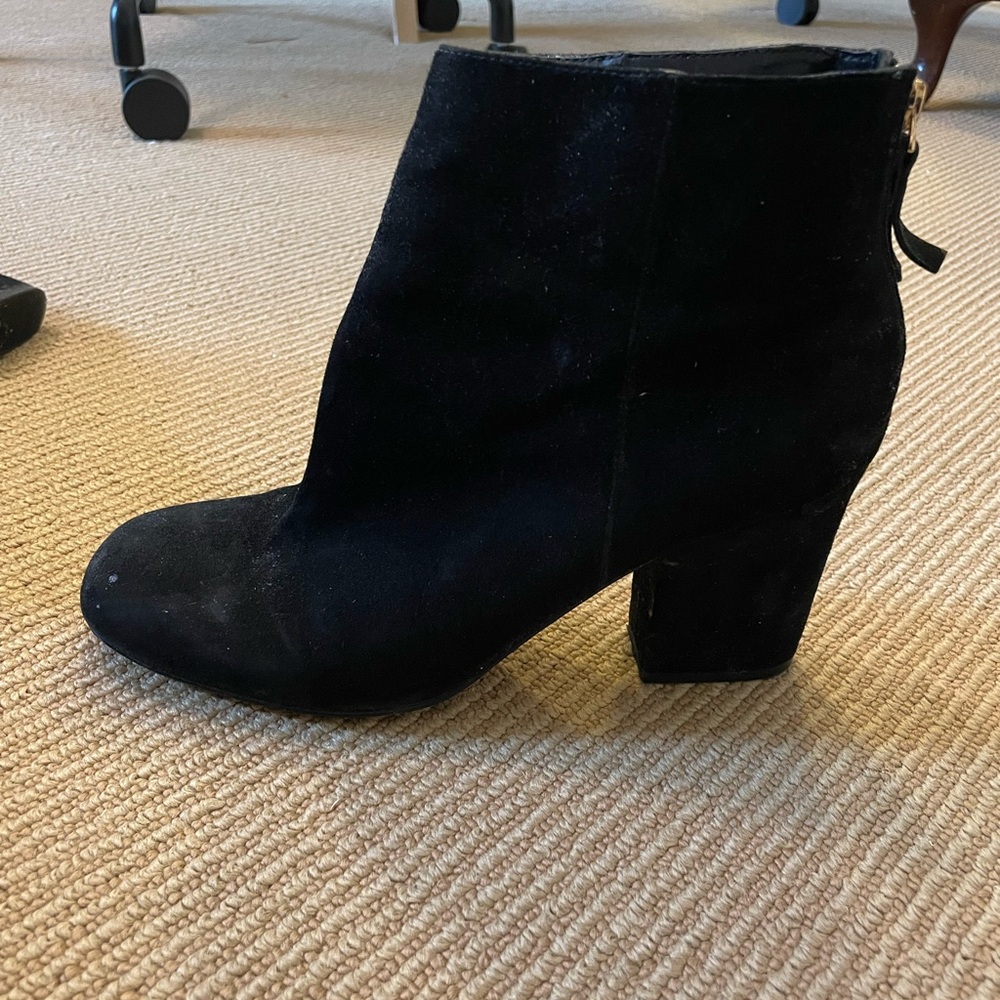 Nine West Black Heeled Boots with Suede Finish and Minimalist Design